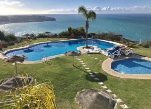 una piscina con vistas al océano en Casa 11 Vistas, en La Herradura