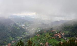 Blick auf eine Stadt in einem Tal in den Bergen in der Unterkunft Case Vacanze ai Burattini in Adrara San Rocco