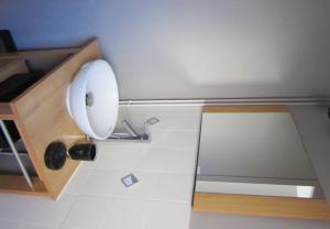 uma casa de banho com um WC branco num quarto em Appartement Pour 4 Personnes Dans Villa Dans Le Vent em Hossegor