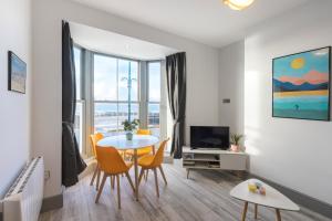 Телевизор и/или развлекательный центр в New central seafront apartment- stunning sea views