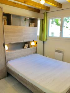 ein Schlafzimmer mit einem großen Bett in einem Zimmer in der Unterkunft Villa La Plage Pour 7 Personnes A Proximite Du Port De Plaisance in Capbreton