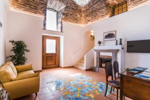 Agriresort Villa Edera في ماسا لوبرينس: غرفة معيشة مع أريكة ومدفأة +44 صورة