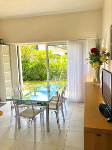 ein Esszimmer mit einem Glastisch und Stühlen in der Unterkunft Villa La Plage Pour 7 Personnes A Proximite Du Port De Plaisance in Capbreton