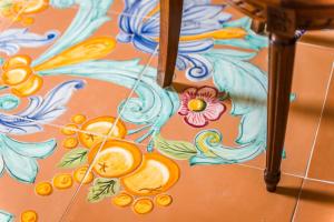 a table with a floral pattern on the floor at Agriresort Villa Edera in Massa Lubrense
