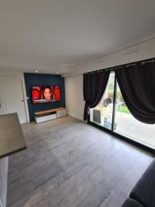 Appartement Golf International de la Baule tesisinde bir televizyon ve/veya eğlence merkezi