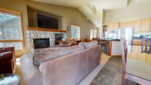a living room with a couch and a fireplace at Snowcreek V #774 condo in Mammoth Lakes