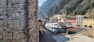 uitzicht op een stad met een rivier en gebouwen bij RivAppartamenti in Riva del Garda