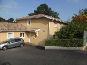 un coche aparcado frente a una casa en Villa Orion, en Capbreton