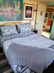 1 dormitorio con 1 cama con edredón azul y blanco en Globertrotters, en Castro