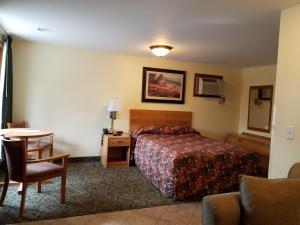 una camera d'albergo con un letto e un tavolo di Black Hawk Motel & Suites a Wisconsin Dells Altre 37 foto