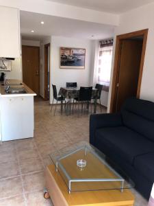 sala de estar con sofá azul y mesa en FMM Apartamentos Magic Finestrat Benidorm Holidays, en Cala de Finestrat