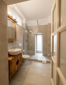 Un baño con lavabo, inodoro y ducha. en Casa Nym, en Brasov 28 fotos más