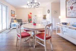 a kitchen and dining room with a table and chairs at Austernfischer in Husum in Husum +5 photos