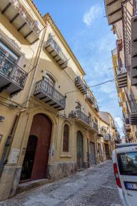 um beco com um edifício com varandas e uma rua em Incao Holiday Il Moro House em Cefalù