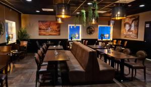 ein Restaurant mit Tischen, Stühlen und Lichtern in der Unterkunft Centralhotellet in Vetlanda