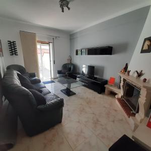 a living room with a couch and a coffee table at Apartamento Santa Cruz in Santa Cruz