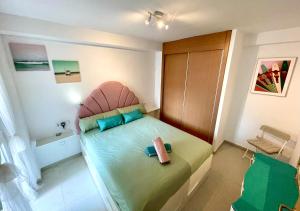 niewielka sypialnia z łóżkiem z różowym zagłówkiem w obiekcie Casa Natuka - Vera Beach Relax w mieście Vera +21 zdjęć