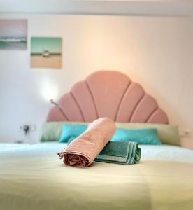 ręcznik na łóżku z krzesłem w obiekcie Casa Natuka - Vera Beach Relax w mieście Vera