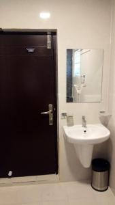 Koupelna v ubytování Faiz Residency