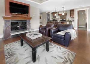 Gallery image of Sunset Ridge - Luxurious Corner Condo - Spectacular Mt Views with open Pool! in Canmore