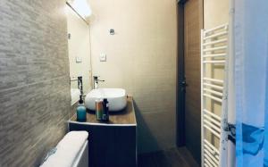 łazienka z umywalką i lustrem w obiekcie Xenia_Apartments A5 w mieście Kozani