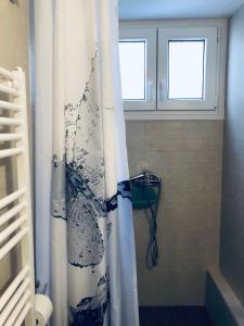 zasłona prysznicową w łazience z oknem w obiekcie Xenia_Apartments A5 w mieście Kozani