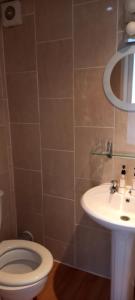 ein Bad mit einem WC und einem Waschbecken in der Unterkunft Shananagens Guesthouse in Blackpool