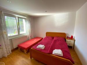 um quarto com uma cama vermelha e uma janela em 3 Bedroom apartment in the part of the city em Banská Bystrica