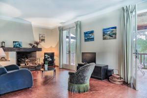 a living room with a couch and a tv at Villa Le Menez Avec Vue Sur Le Lac Marin Pour 10 Personnes in Hossegor