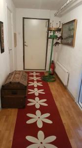 una habitación con una alfombra roja con flores. en Hassellyckan en Ulricehamn