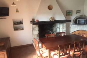 uma sala de jantar com uma mesa e uma lareira em Casa Majella di Casale Corneto em Bomba