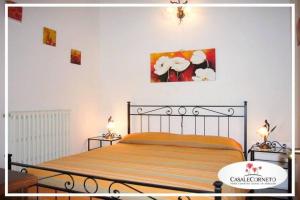 Bomba的住宿－Casa Majella di Casale Corneto，卧室配有一张床,墙上挂有绘画作品
