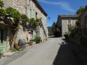 eine leere Straße in einem alten Steingebäude in der Unterkunft La Dame Blanche in Saint-Maurice-dʼIbie