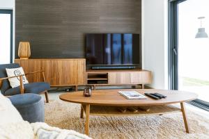 sala de estar con TV y mesa de centro en Villa Chaves en Óbidos