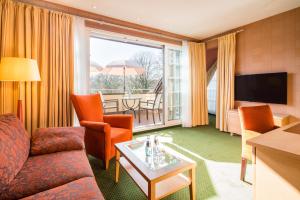 TV a/nebo společenská místnost v ubytování Romantik Hotel Jagdhaus Eiden am See