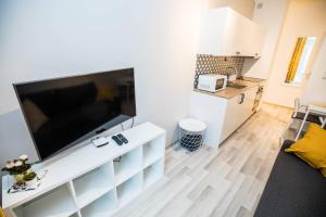 Kuchyňa alebo kuchynka v ubytovaní Hey Stay Apartment with private garden