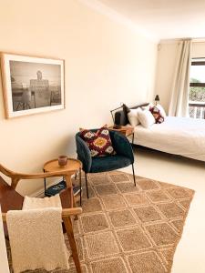 sala de estar con cama y sofá en Luxury Home with Stunning Views and Solar Power, en St Francis Bay