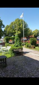 un parque con bancos, un árbol y un semáforo en STF Hostel Mariestad, en Mariestad