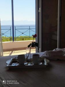 Fotografia z galérie ubytovania Villa Panorama Michalis Haikos two minutes walk to the beach Peroulia v destinácii Kómboi
