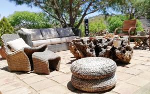 d'une terrasse avec un canapé, des chaises et une table. dans l'établissement Casas de Campo do Castro da Cola, à Marchicão