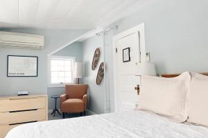 1 dormitorio con cama, silla y escritorio en The Inn at Manchester en Manchester