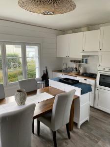 Кухня или кухненски бокс в Cottage familial avec jardin - 200m de la plage