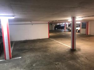 eine leere Parkgarage mit PKW in der Garage in der Unterkunft Wohnung in Troisdorf T02 in Troisdorf