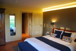 Ένα ή περισσότερα κρεβάτια σε δωμάτιο στο Hostellerie Gilain