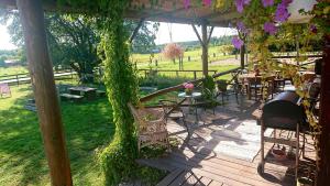 una terrazza con tavolo, sedie e un albero di Stall Stråtjära a Stråtjära