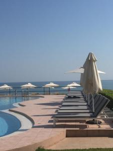 Der Swimmingpool an oder in der Nähe von Phaedra Hotel