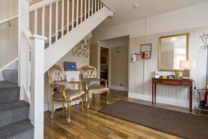 sala de estar con escalera, mesa y sillas en The Fountaindale Skegness, en Skegness