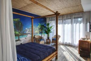 1 dormitorio con 1 cama y un mural de playa en Appartement Plage et JACUZZI Balnéothérapie Athis Mons, en Athis-Mons 6 fotos más