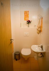 Ένα μπάνιο στο Apartman DvacetSedm