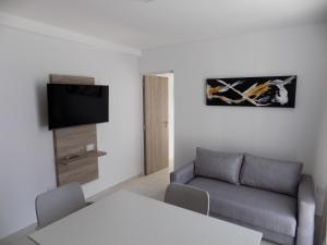 uma sala de estar com um sofá e uma televisão em Inizio Hotel by Kube Mgmt em San Francisco
